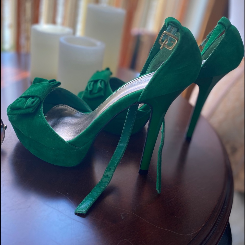 FREE Charlotte Russe 6.5 Green Felt Bow Platforms